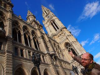 Autor Harald Havas in Wien vor dem Rathaus