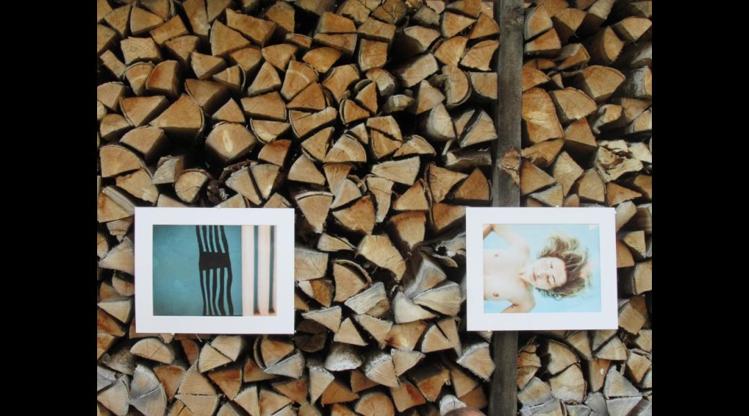 Fotos auf Holzstapeln